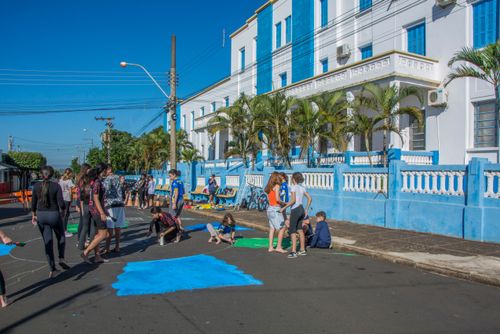 Moradores pintando a rua com tema da Copa do Mundo - centro da cidade
