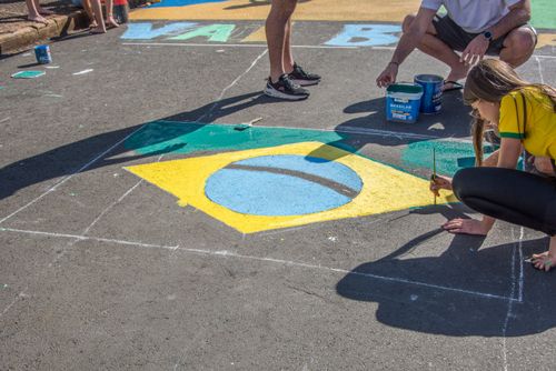 Moradores pintando a rua com tema da Copa do Mundo - centro da cidade