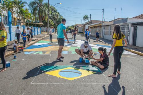 Moradores pintando a rua com tema da Copa do Mundo - centro da cidade