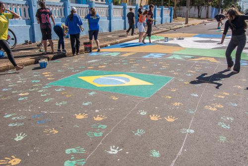 Moradores pintando a rua com tema da Copa do Mundo - centro da cidade