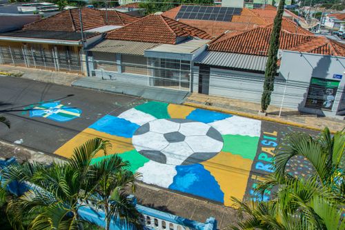 Rua pintada com tema da Copa do Mundo - centro da cidade