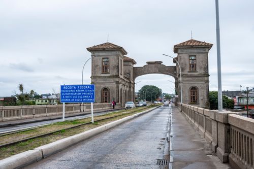 Fiscalização da Receita Federal na Ponte Internacional Barão de Mauá - fronteira Brasil / Uruguai ao fundo