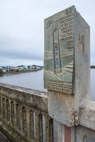 Placa comemorativa do tratado para desenvolvimento da Lagoa Mirim e do Rio Jaguarão - Ponte Internacional Bar