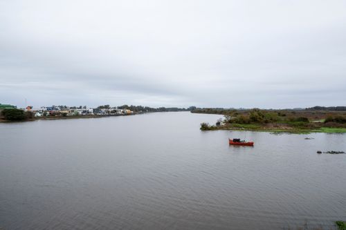 Rio Jaguarão - fronteira natural com Rio Branco , Uruguai à esquerda e Jaguarão , Brasil à direita