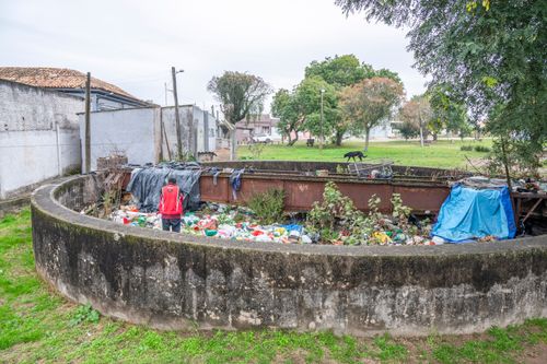 Lixo reciclável acumulado no antigo girador ferroviário ou mesa giratória ou girador ferroviário na regiã