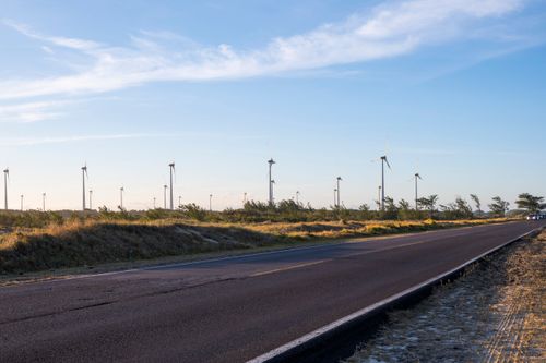 Parque Eólico na margem de rodovia