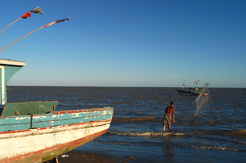 Pescador lançando rede