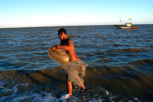Pescador lançando a rede