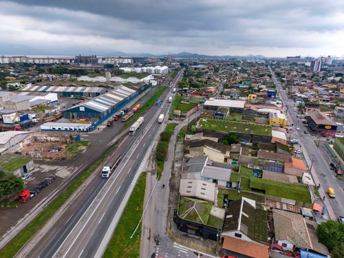 Vista de drone da avenida Ayrton Senna da Silva liga a BR-277 ao Porto de Paranaguá