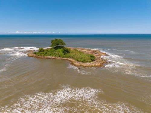Vista de drone da Ilha do Saí - foz do Rio Saí-Guaçu - divisa dos estados de Santa Catarina e Paraná - Gua