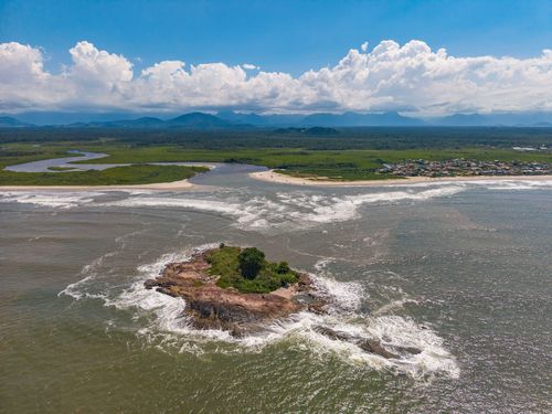 Vista de drone da Ilha do Saí - foz do Rio Saí-Guaçu divisa dos estados de Santa Catarina à direita e Para