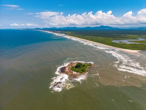 Vista de drone da Ilha do Saí - foz do Rio Saí-Guaçu - divisa dos estados de Santa Catarina e Paraná ao fu