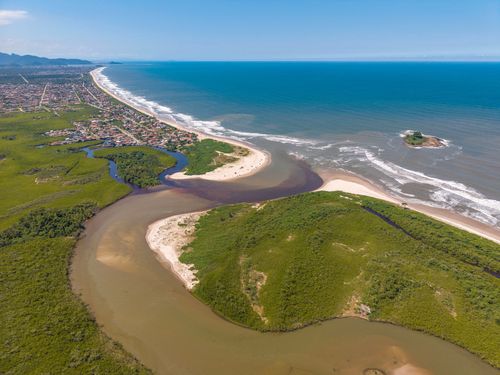 Vista de drone da foz do Rio Saí-Guaçu - divisa dos estados de Santa Catarina ao fundo e Paraná
