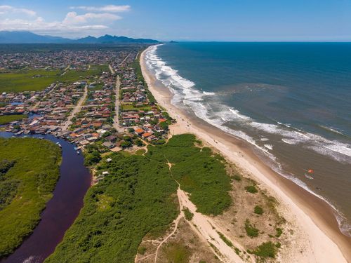 Vista de drone do Rio Saí-Guaçu e praia de Itapoã