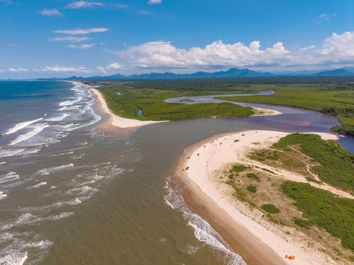 Vista de drone da foz do Rio Saí-Guaçu - divisa dos estados de Santa Catarina e Paraná embaixo