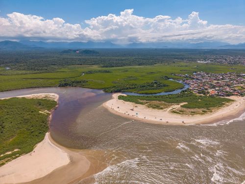 Vista de drone da foz do Rio Saí-Guaçu - divisa dos estados de Santa Catarina à direita e Paraná