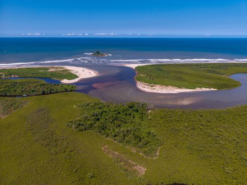 Vista de drone da foz do Rio Saí-Guaçu - divisa dos estados Paraná à direita e Santa Catarina à esquerda