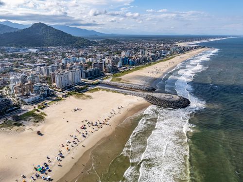Vista de drone aa Praia Brava de Caiobá e molhe 