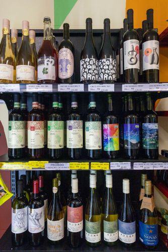 Variedade de vinhos orgânicos à venda em loja 