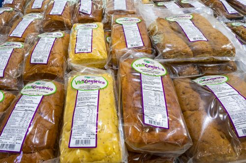 Pães orgânicos à venda na feira de produtos hortifrutigranjeiros orgânicos no Parque Doutor Fernando Costa