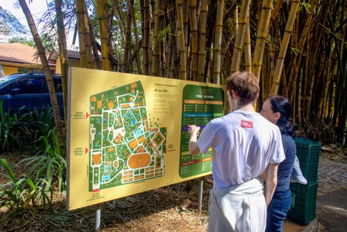Placa informativa no Parque Doutor Fernando Costa conhecido como Parque da Água Branca