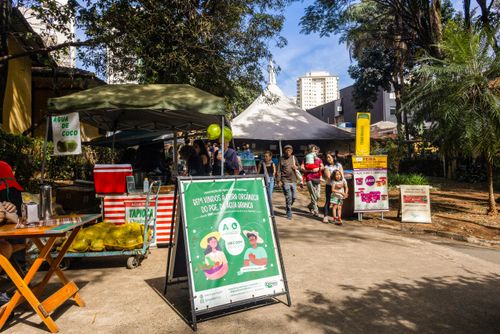 Placa de boas-vindas à feira orgânica no Parque Doutor Fernando Costa conhecido como Parque da Água Branca