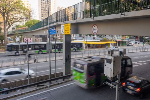 Radar fixo de fiscalização eletrônica na avenida Antártica