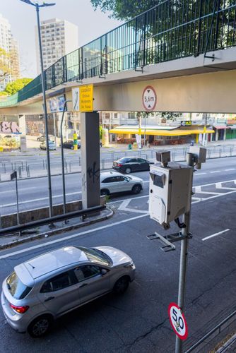 Radar fixo de fiscalização eletrônica e placa de limite de velocidade na avenida Antártica
