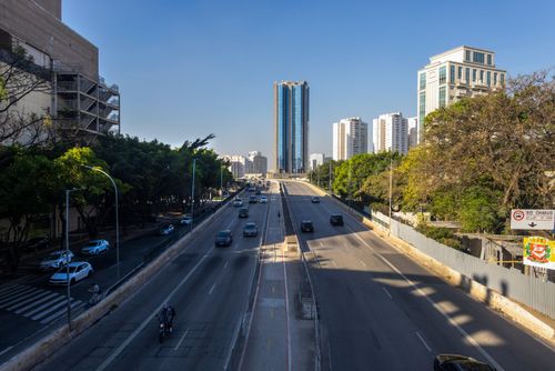 Faixa exclusiva para ônibus nas laterais do Viaduto Antártica e ciclovia bidirecional no canteiro central