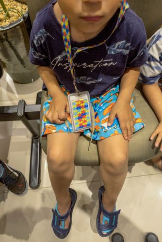 Criança portando CIPTEA Carteira de Identificação da Pessoa com Transtorno do Espectro Autista