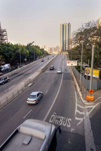 Faixa exclusiva para ônibus nas laterais do Viaduto Antártica e ciclovia bidirecional no canteiro central