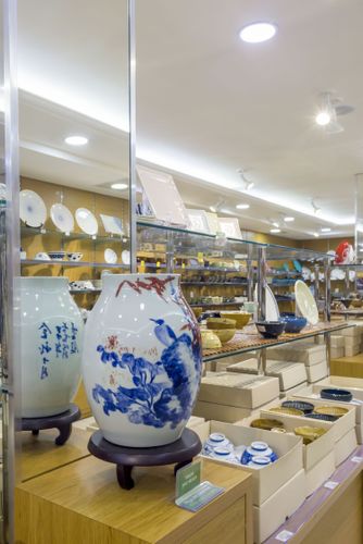 Vaso de cerâmica de origem japonesa à venda em loja do bairro Liberdade