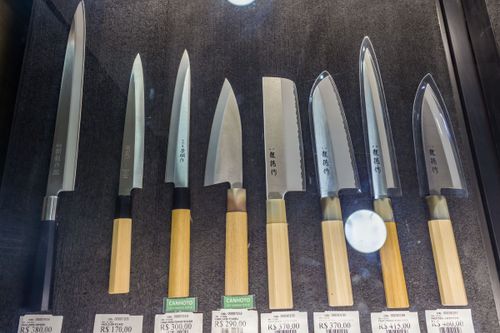 Facas de origem japonesa à venda em loja do bairro Liberdade