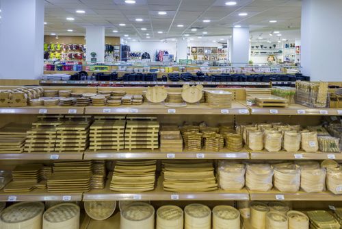 Utensílios da cultura oriental em bambu e madeira à venda em loja do bairro Liberdade