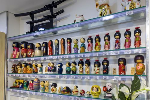 Bonecas Kokeshi - artesanato tradicional japonês em madeira - à venda em loja do bairro Liberdade