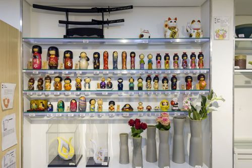 Bonecas Kokeshi - artesanato tradicional japonês em madeira - à venda em loja do bairro Liberdade