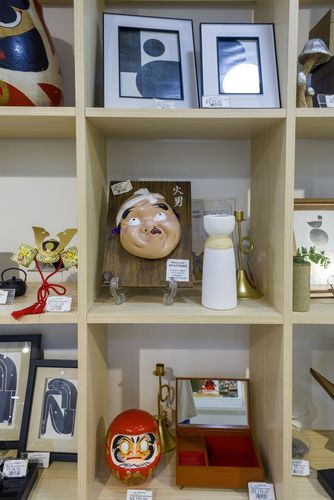 Máscara Noh do persongem cômico Hyottoko e Daruma amuleto japonês à venda em loja do bairro Liberdade