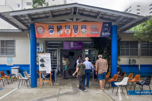 Idosos aguardando vacinação contra a Influenza na Unidade Básica de Saúde