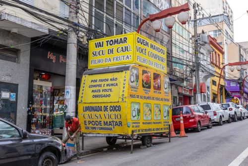 Food truck na rua Galvão Bueno - bairro da Liberdade - centro da cidade
