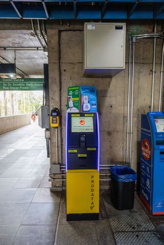 Terminal para recarga do Bilhete Único na estação Santuário Nossa Senhora de Fátima-Sumaré Linha 2-Verde