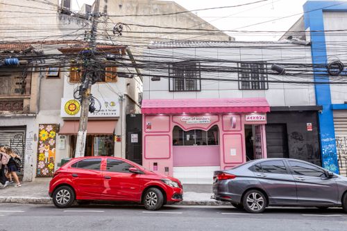 Placas com ideogramas japoneses na fachada de cafeteria e de confeitaria no bairro da Liberdade