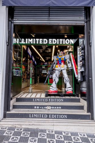 Boneco colecionável do universo geek à venda em loja do bairro da Liberdade - centro da cidade
