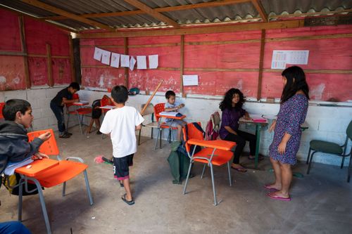 Alunos indígenas da etnia Guarani Mbya da Aldeia de Retomada Nhanderekoá em sala de aula da EEI Escola Estad