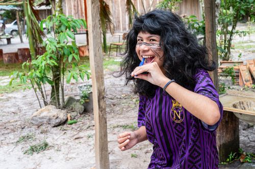 Jovem indígena da etnia Guarani Mbya escovando os dentes pela manhã - Aldeia de Retomada Nhanderekoá