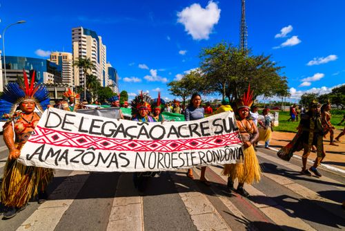Indígenas do acampamento Terra Livre em ato pela demarcação e contra mineração em terras indígenas