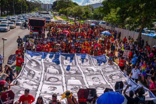 Indígenas do acampamento Terra Livre em ato pela demarcação e contra mineração em terras indígenas na es