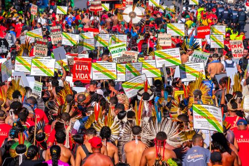 Indígenas do acampamento Terra Livre em ato pela demarcação e contra mineração em terras indígenas na es