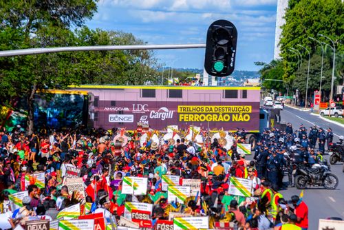 Indígenas do acampamento Terra Livre em ato pela demarcação contra a Ferrogrão e mineração em terras ind