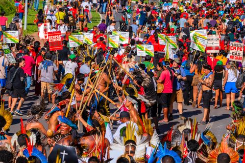 Indígenas do acampamento Terra Livre em ato pela demarcação e contra mineração em terras indígenas na es