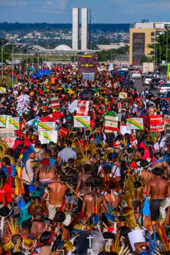 Indígenas do acampamento Terra Livre em ato pela demarcação e contra mineração em terras indígenas na es